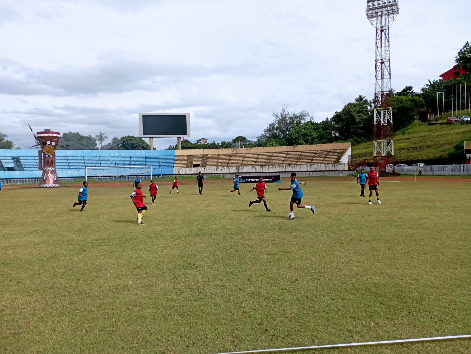 Para peserta PFA Cari Bakat saat mengikuti seleksi di Stadion Mandala Jayapura. Foto: Istimewa